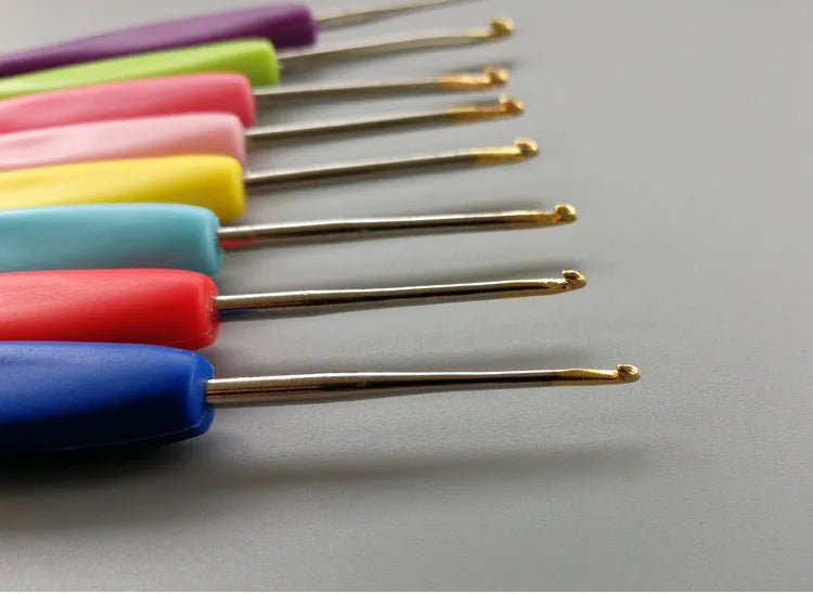 Complete 16-piece crochet hook set with thick ABS handles and soft handles in aluminium and iron oxide sizes
