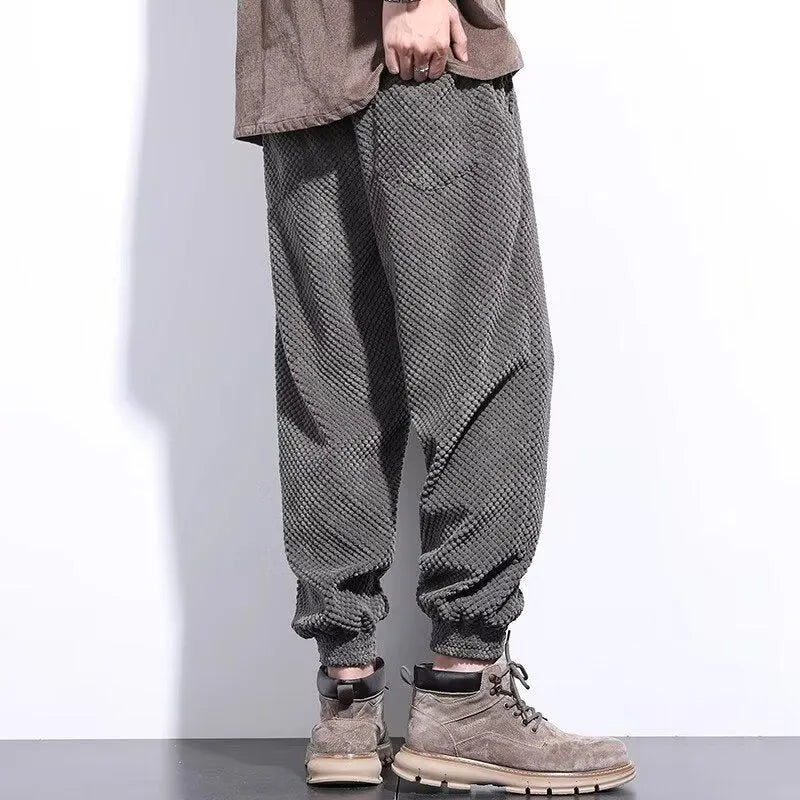Men's grey ankle-tied sweatpants with a straight leg and non-ironing fabric.