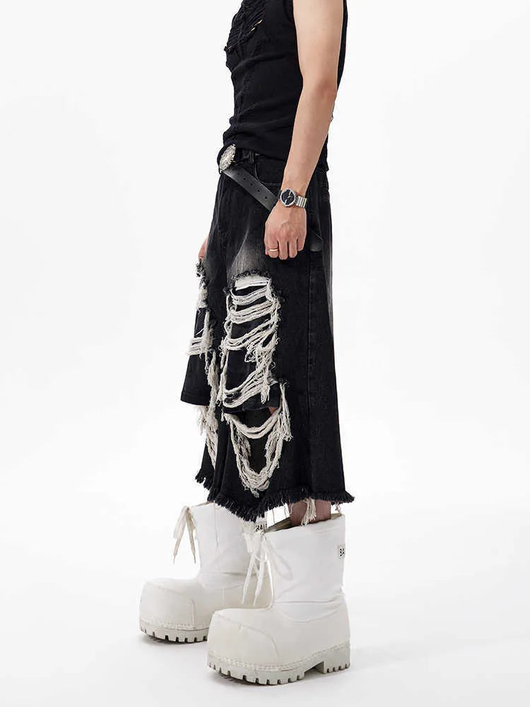 Black loose wide leg cropped jeans with mid-high waist made from cotton denim fabric