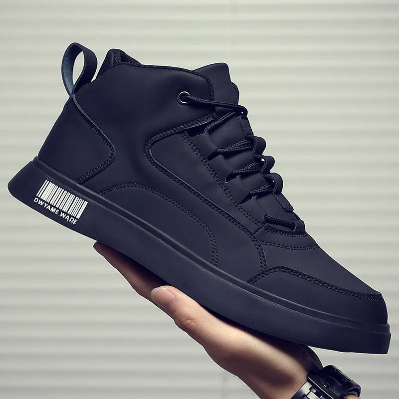 Men's low-top casual board shoes in white or black with flat rubber sole and lace-up front.