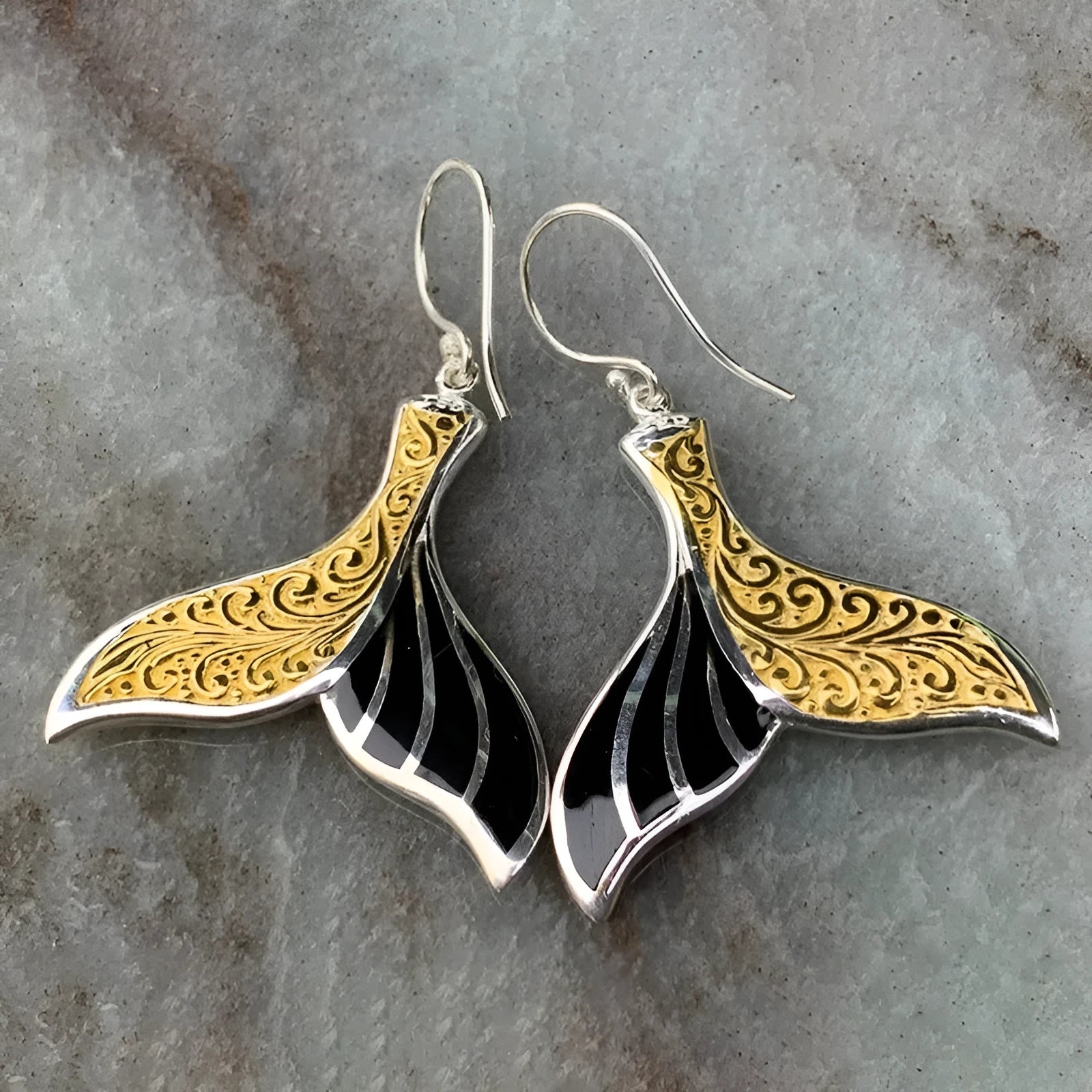 Women's retro-style fishtail-shaped alloy earrings with a whale decoration in white gold colour.