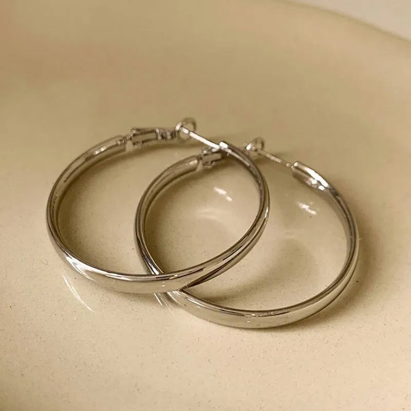 Circular copper earrings with 40mm diameter and electroplated gold or silver finish