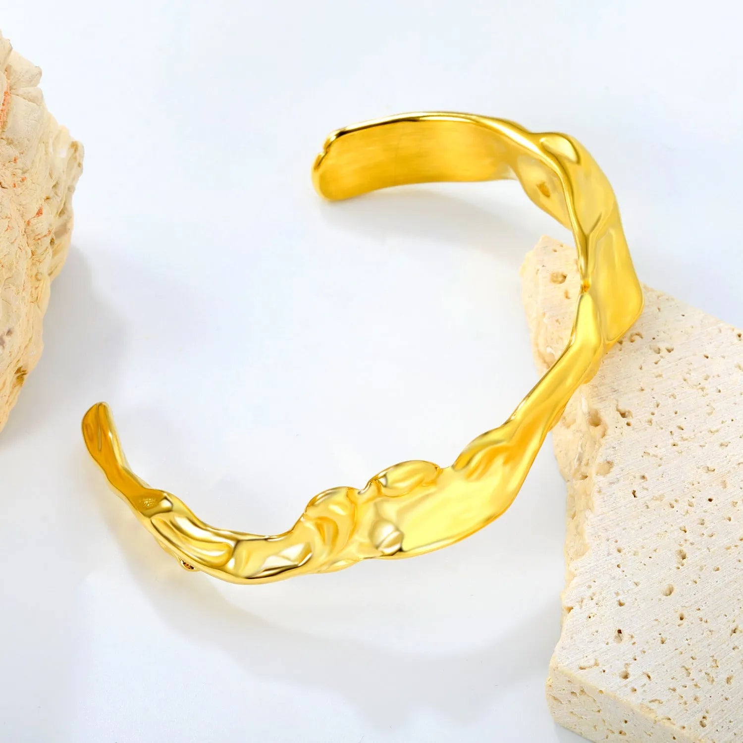 Stainless steel alloy bracelet in three colour variations for European and American trend styling