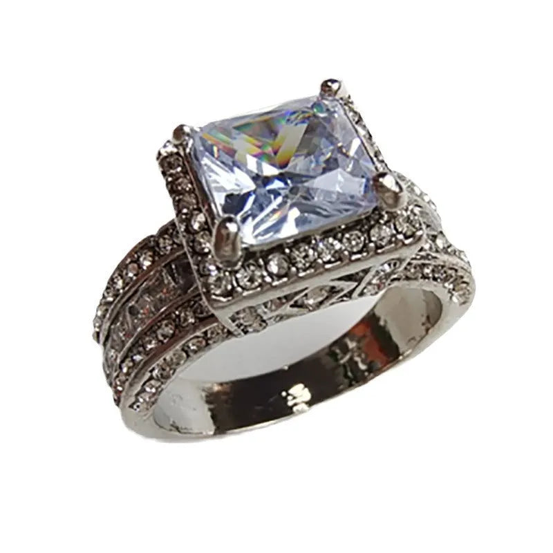 Silver plated geometric fashion ring for women in gold or white colour with round elements