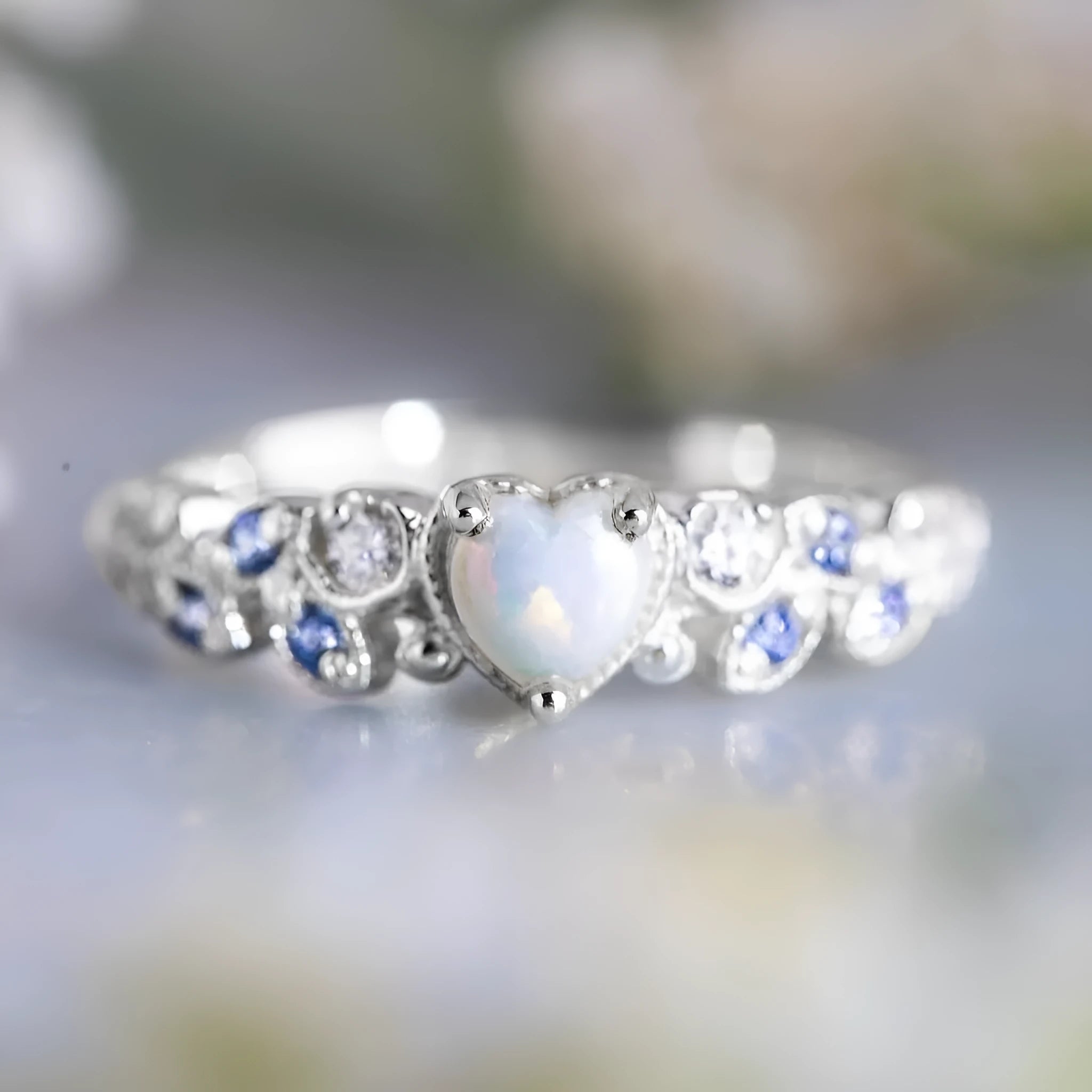 Heart-shaped women's ring with flower opal ocean design in peach colour on alloy band
