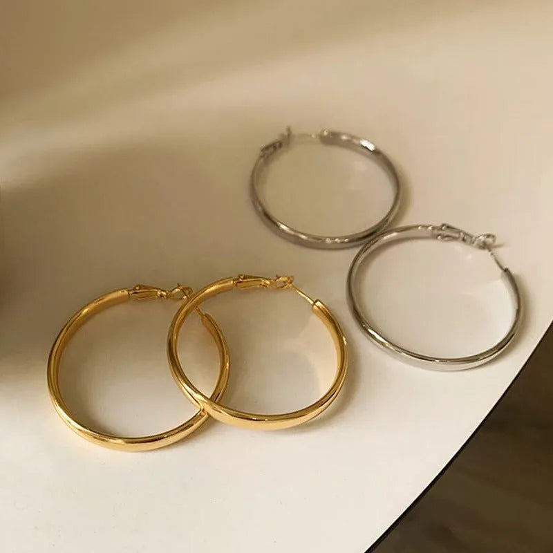 Circular copper earrings with 40mm diameter and electroplated gold or silver finish