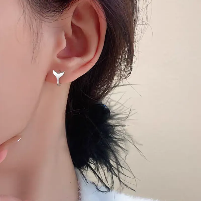 Women's fishtail design earrings with electroplated finish in white gold or yellow gold colour