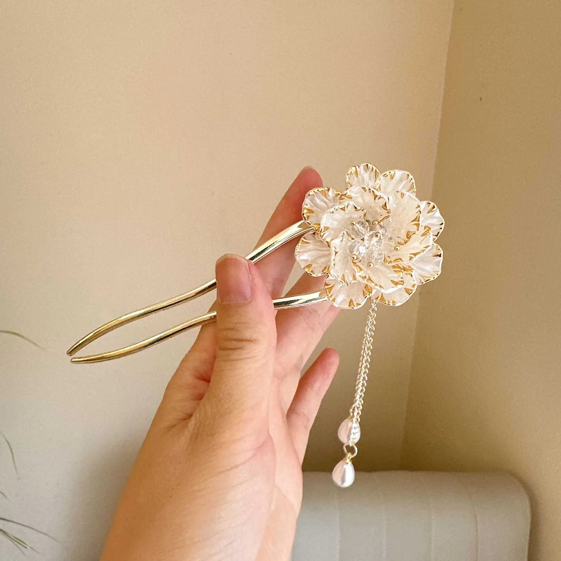 Purple and white peony flower U-shaped hairpin with tassel detailing and alloy construction