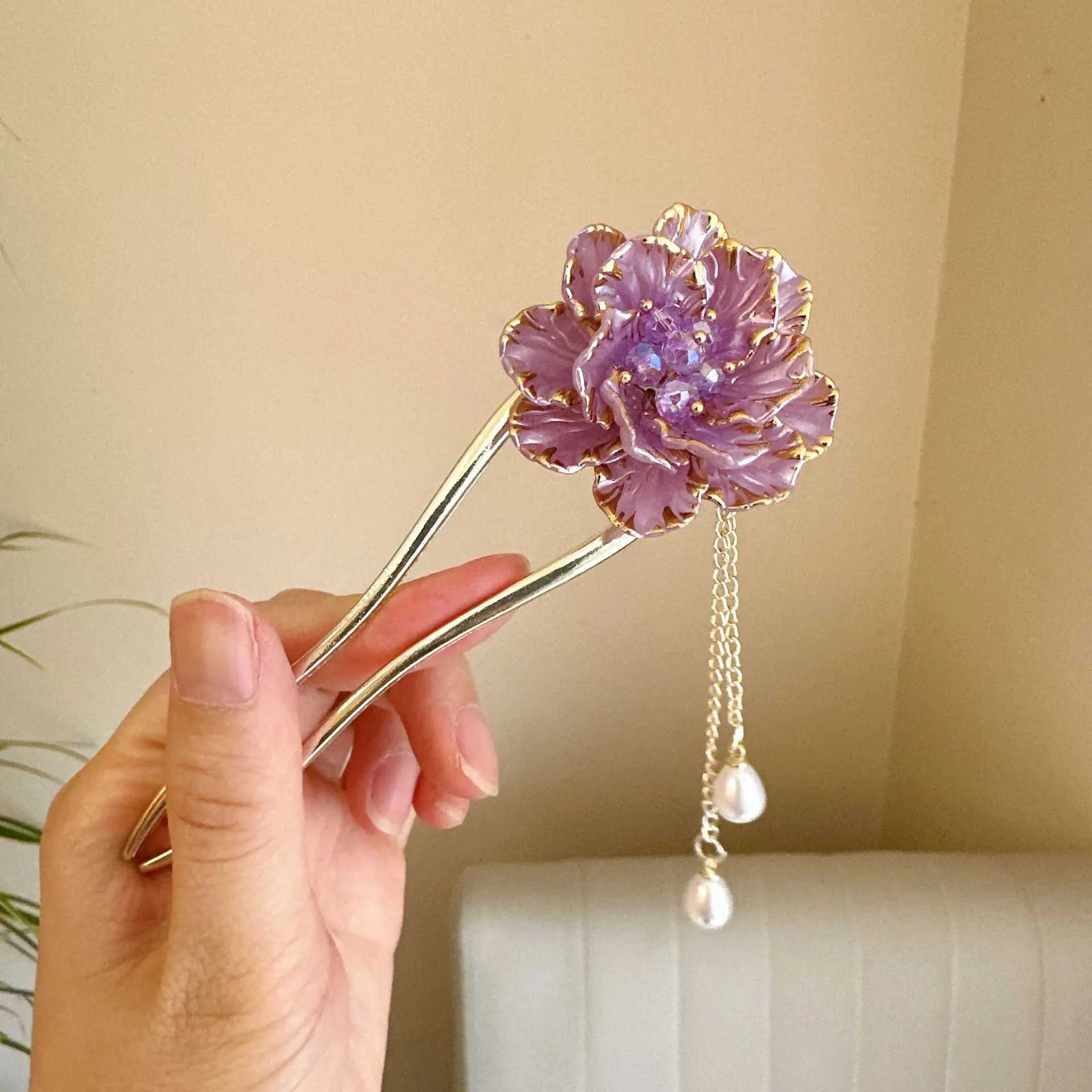 Purple and white peony flower U-shaped hairpin with tassel detailing and alloy construction