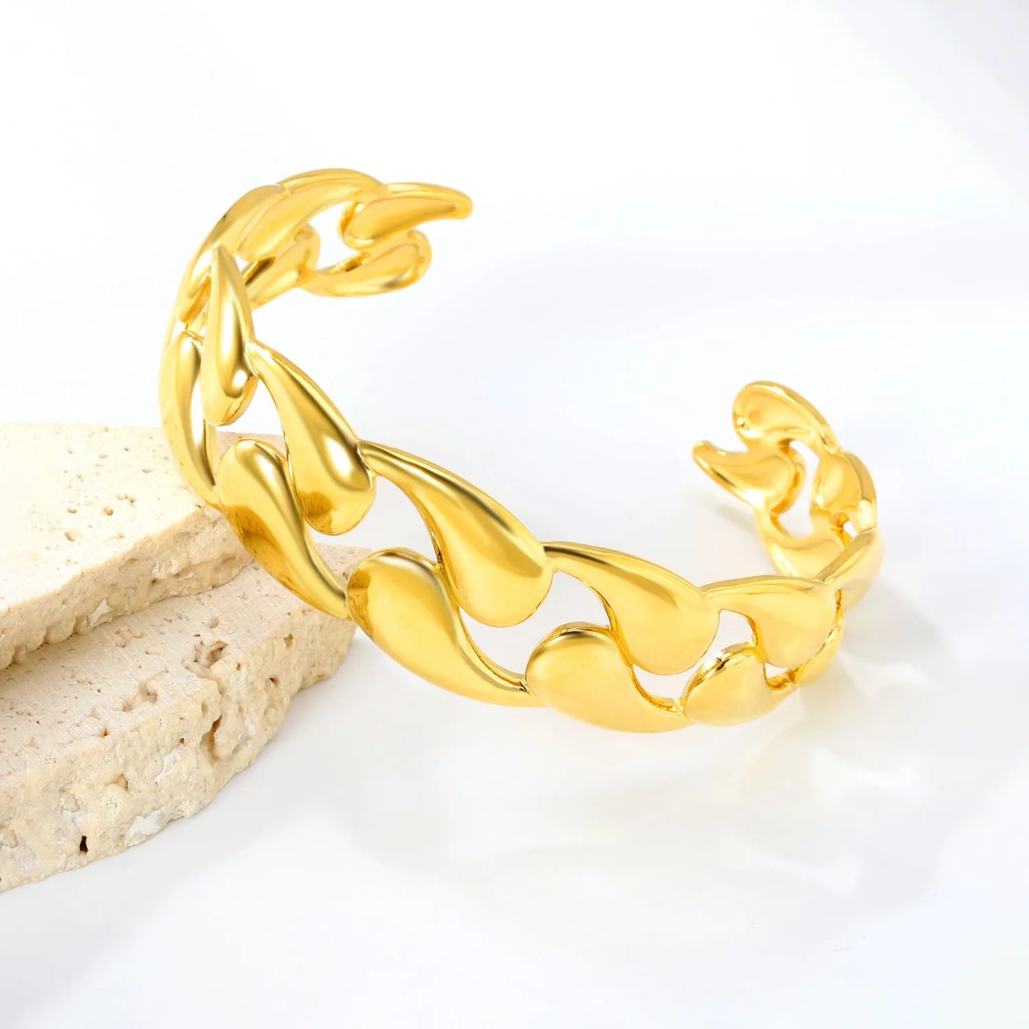 Stainless steel alloy bracelet in three colour variations for European and American trend styling