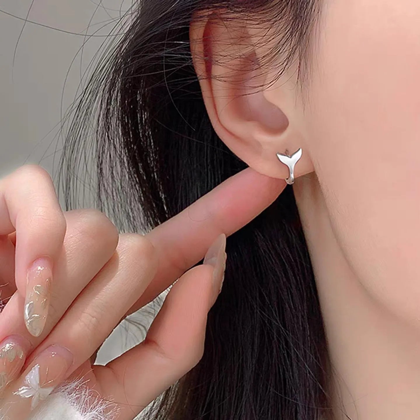 Women's fishtail design earrings with electroplated finish in white gold or yellow gold colour