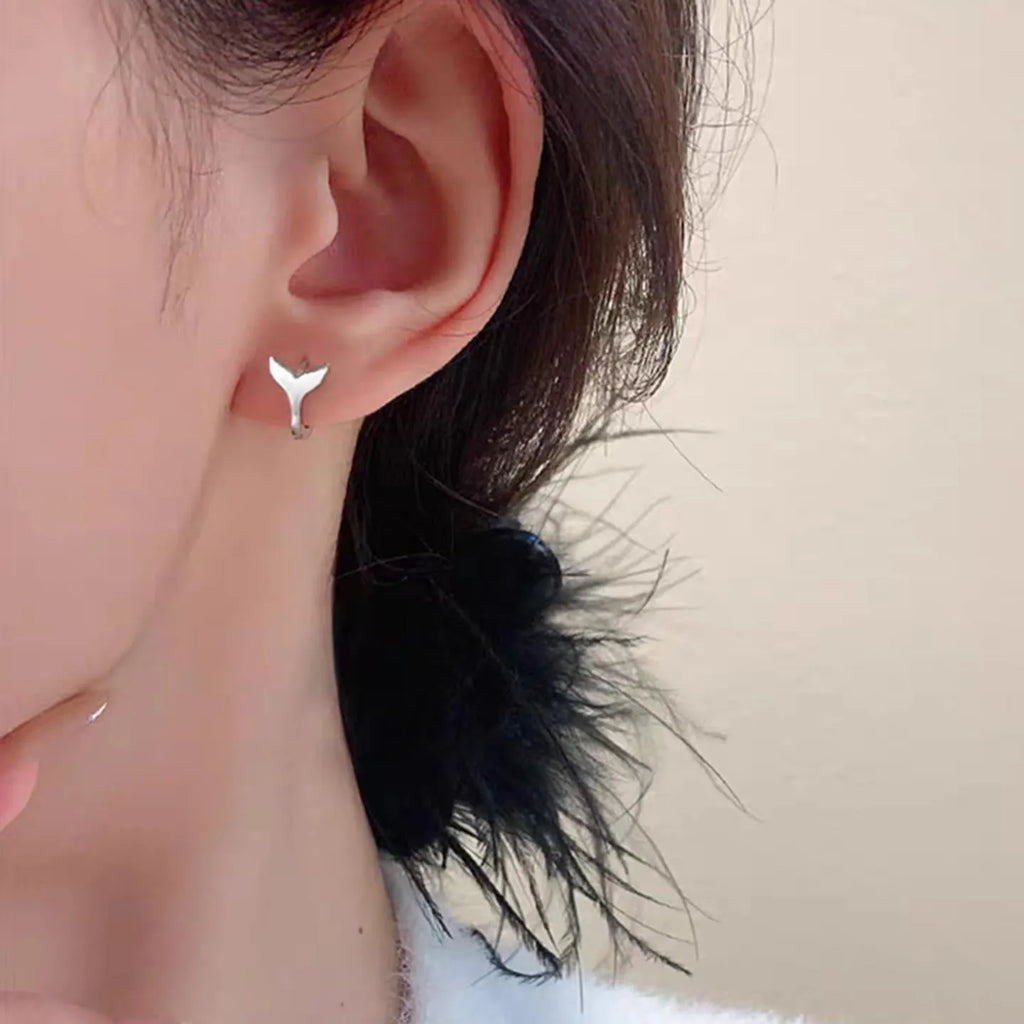 Women's fishtail design earrings with electroplated finish in white gold or yellow gold colour