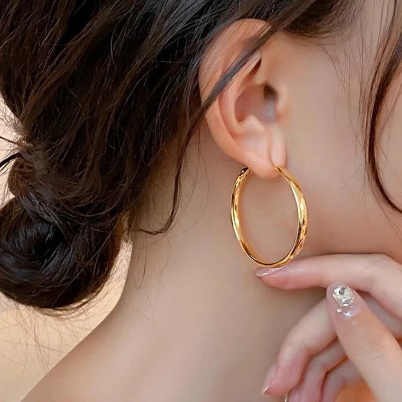 Circular copper earrings with 40mm diameter and electroplated gold or silver finish