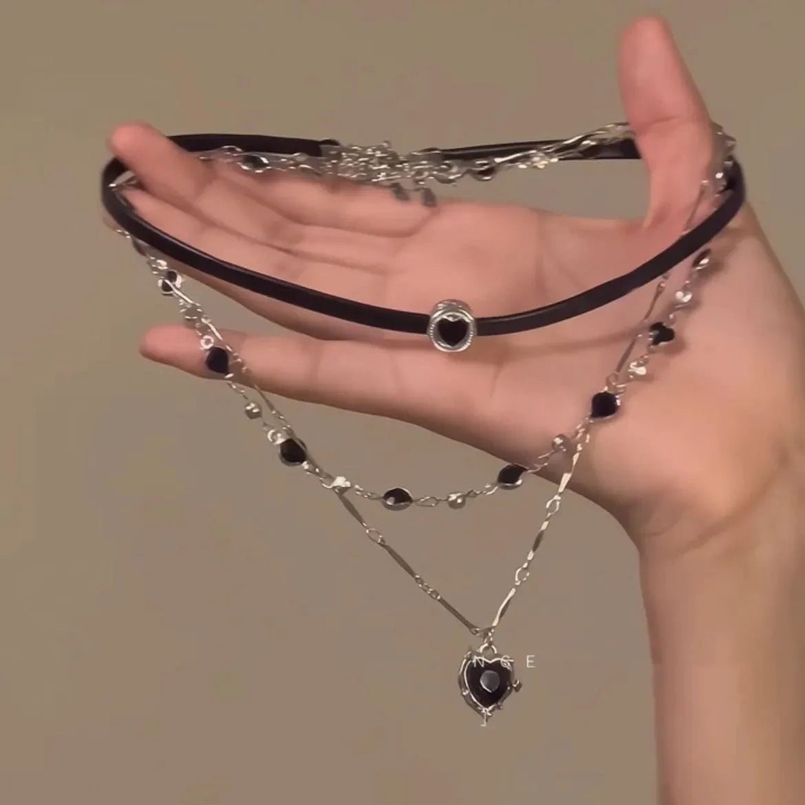 Women's twin necklace set with heart-shaped alloy pendants on adjustable 41-50cm clavicle chains