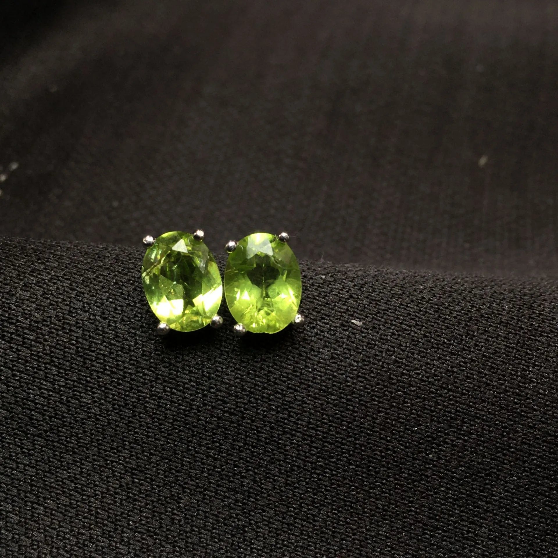 Natural olivine faceted stud earrings in S925 silver with 6×8mm oval stones