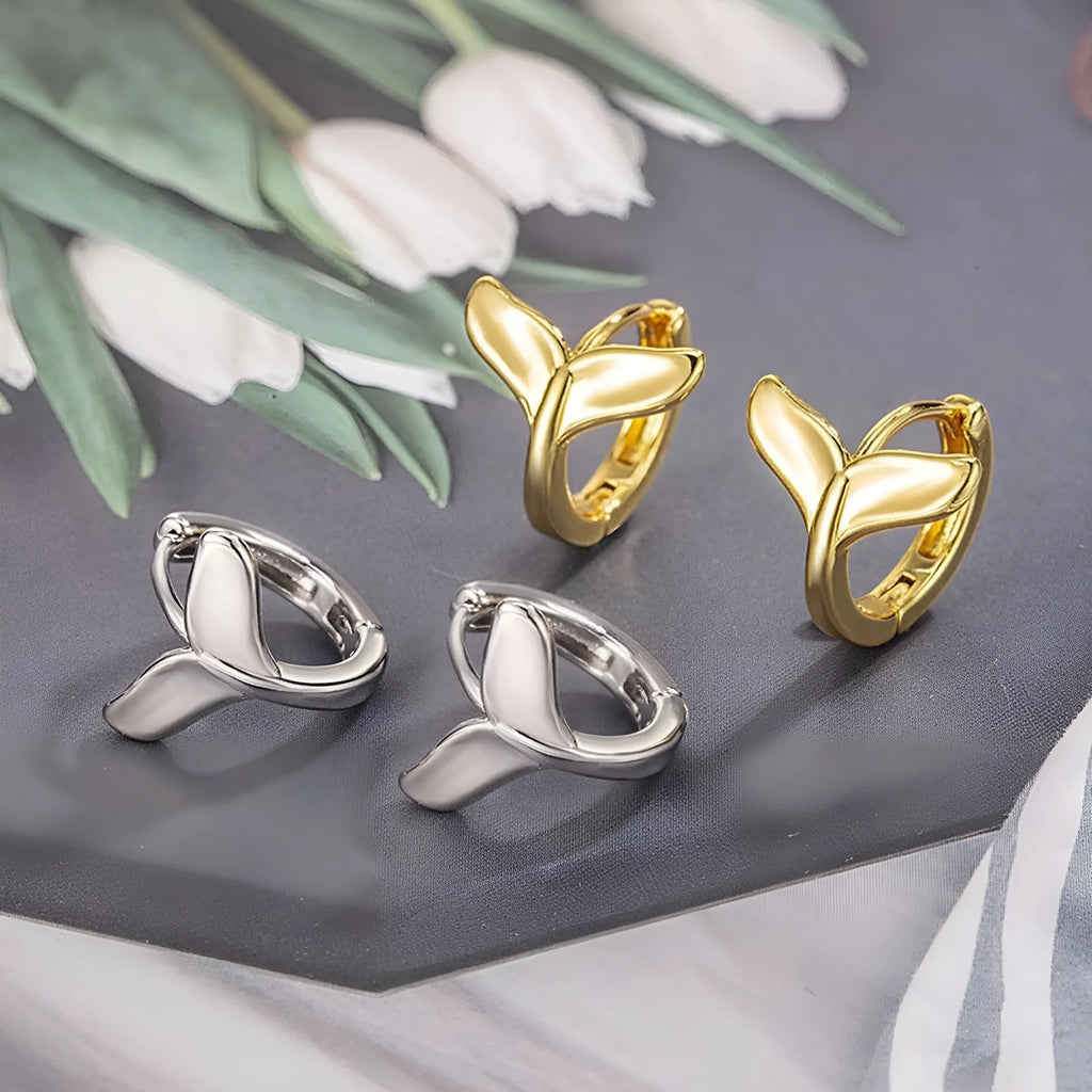 Women's fishtail design earrings with electroplated finish in white gold or yellow gold colour