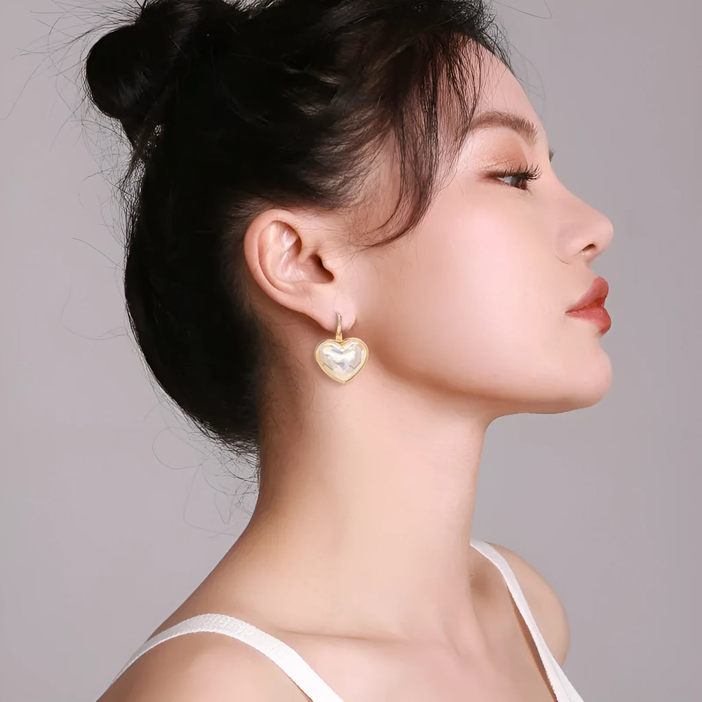 Gold-coloured women's ear clip with natural style design and alloy construction