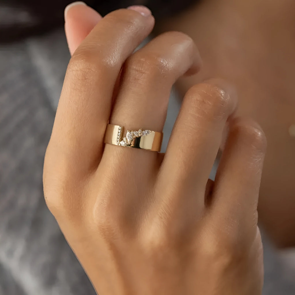 Gold electroplated copper ring with shining zircon stone for women, available sizes 6-10