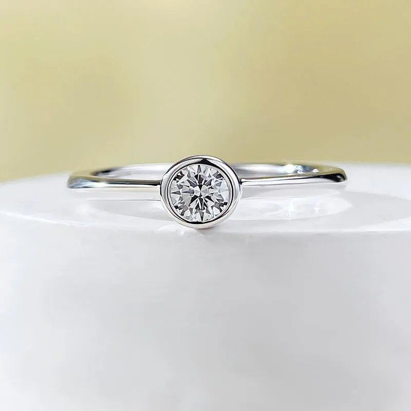 Minimalist silver ring with electroplated finish in crown shape design