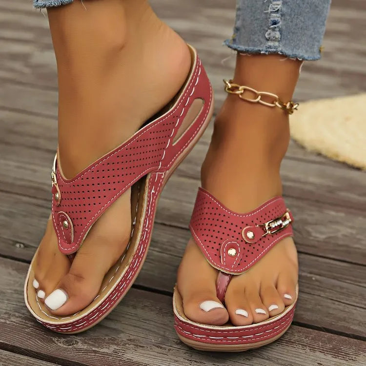 Retro-style plus size women's flip-flop sandals on a herringbone pattern footbed in light brown.