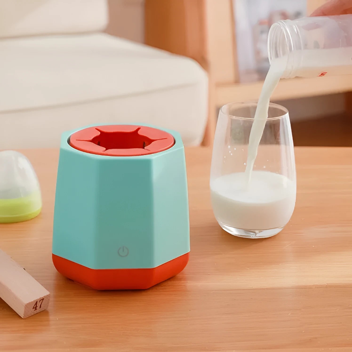 Baby smart electric milk shaker in white plastic and silicone, 110x110x110mm, with blue trim and USB cable