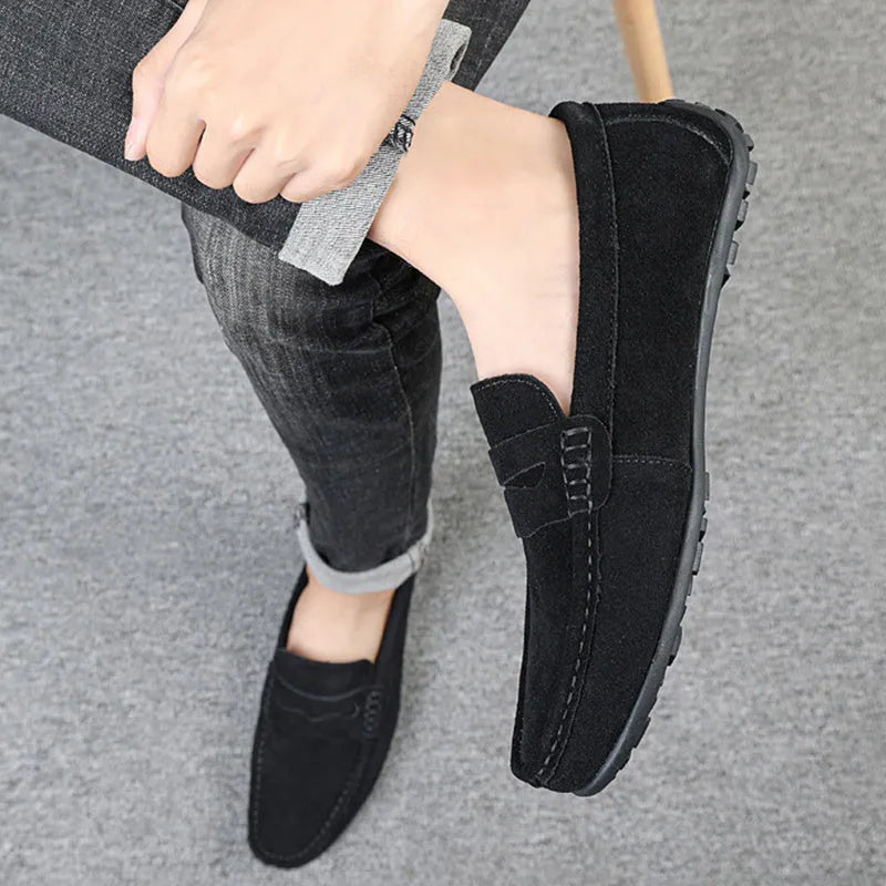 Men's solid colour suede loafers with round toe and flat rubber sole.