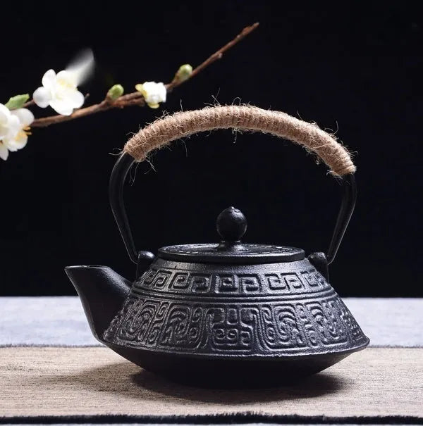 Cast iron teapot with Japanese-style decorative patterns and 0.9L capacity for brewing tea