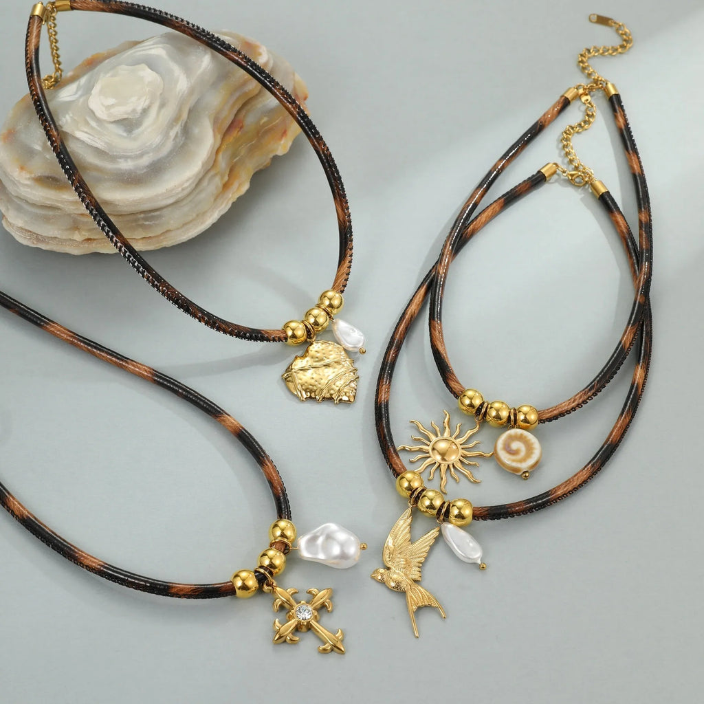 Geometric leopard pendant necklace on a stainless steel chain with adjustable length between 41cm and 50cm.