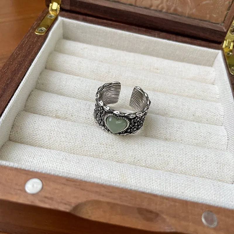 Adjustable heart-shaped ring in white copper plated silver with white or green colour options