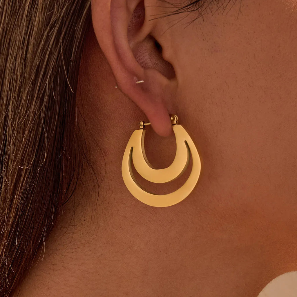 Geometric French earrings with gold plating and round ring elements on stainless steel