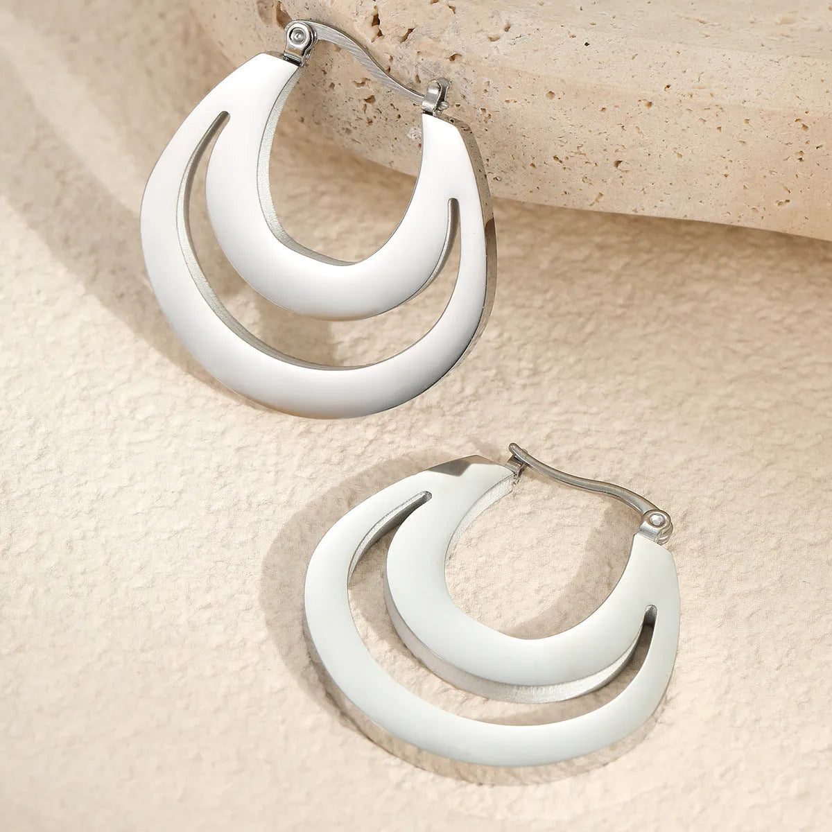 Geometric French earrings with gold plating and round ring elements on stainless steel
