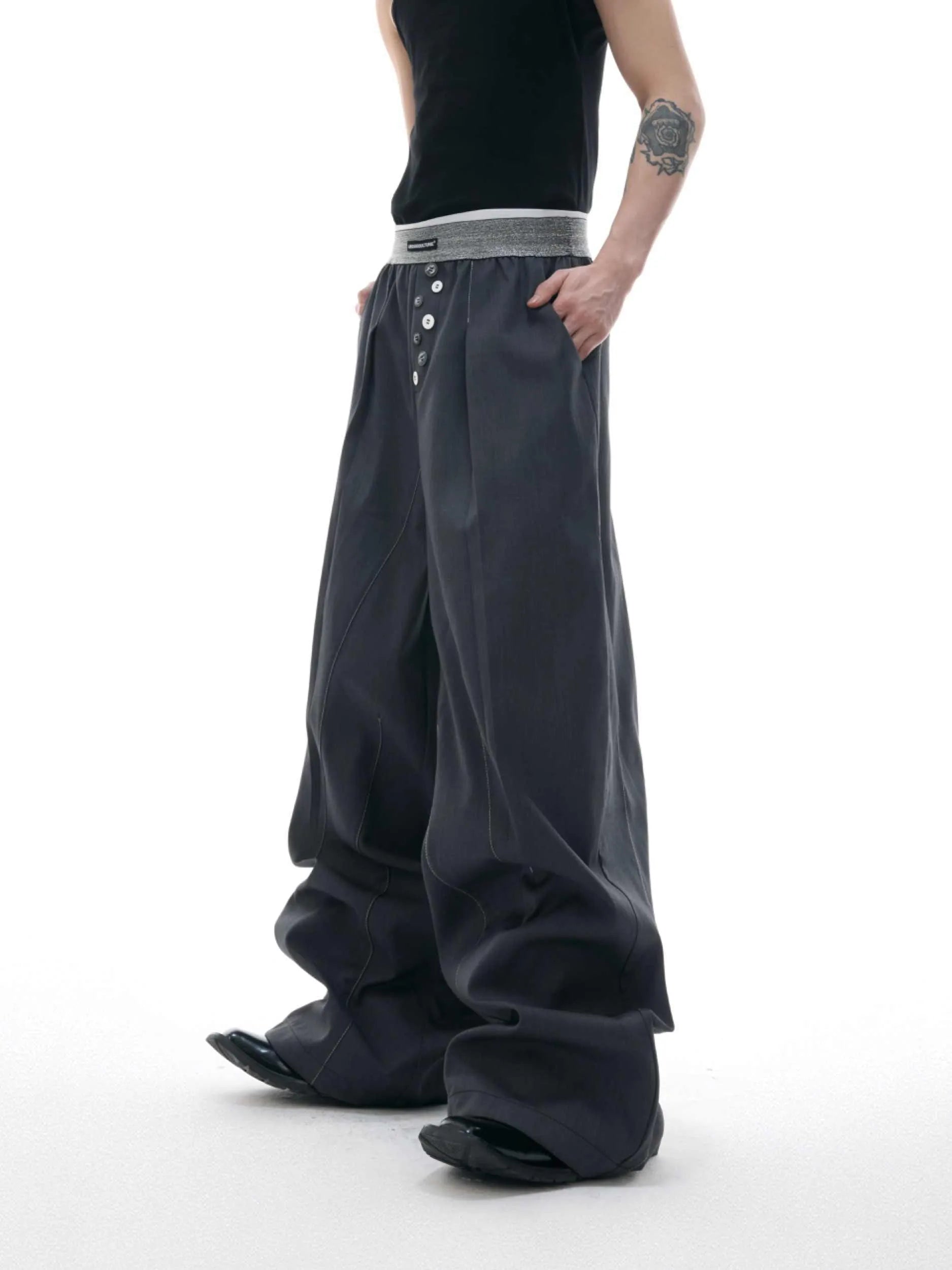 Straight-leg casual trousers with drooping style and button-open line design in black or grey