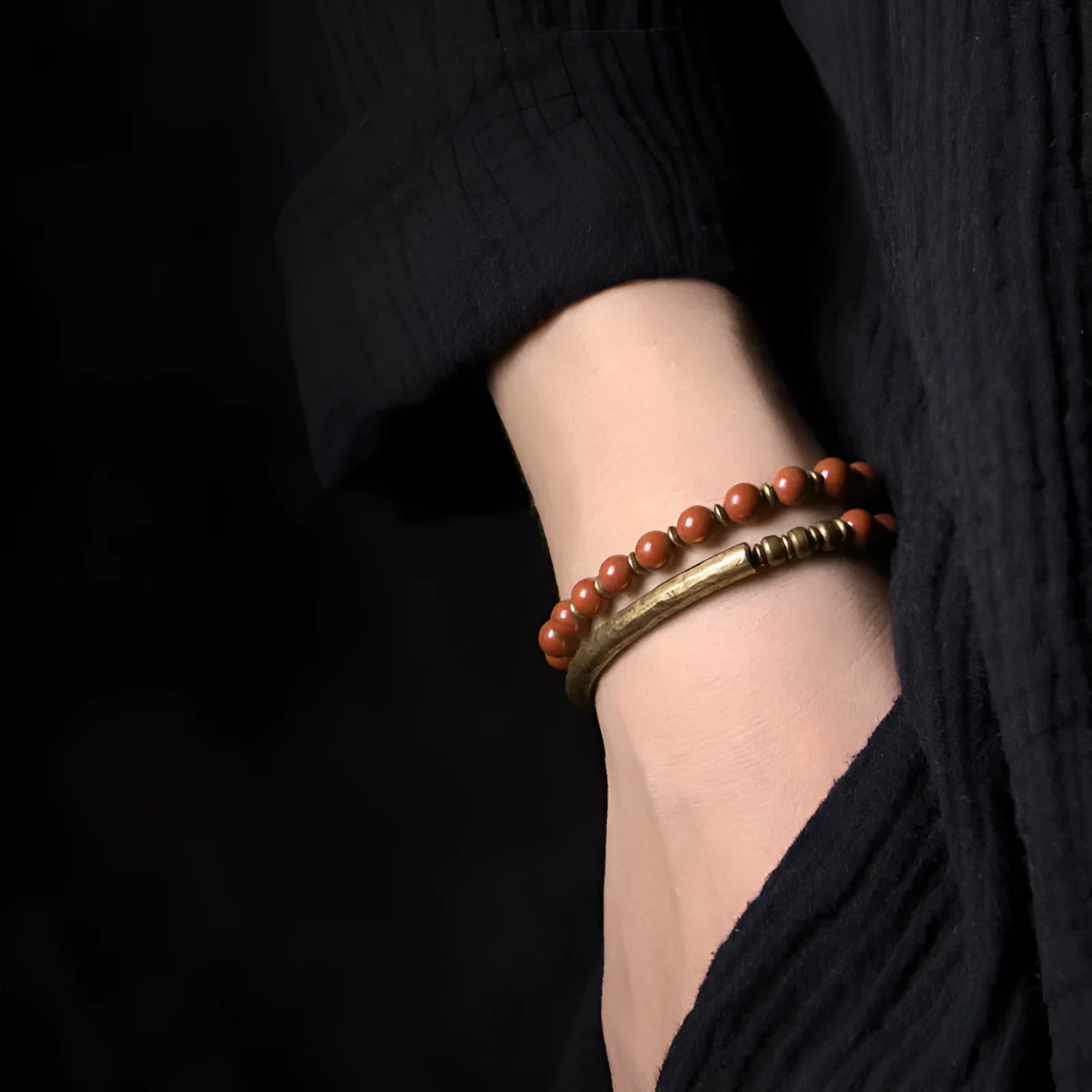 Layered ethnic bracelet with stone beads and brass details in sizes 15 to 18 yards