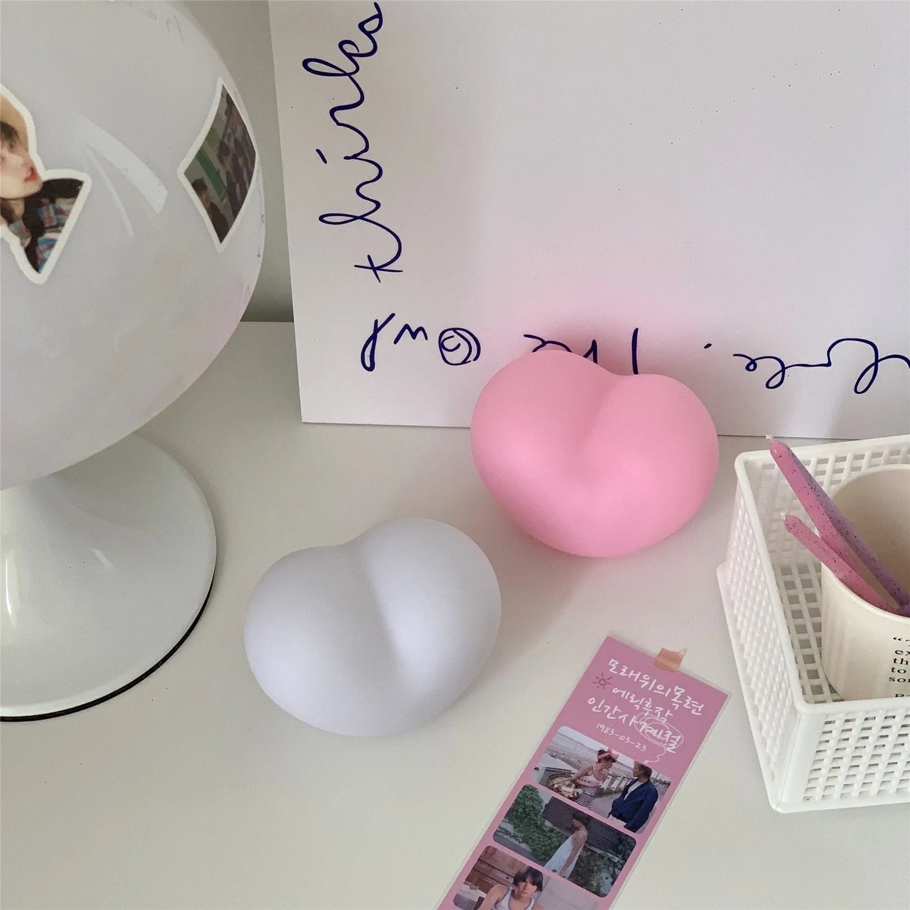 White and pink vinyl atmosphere lamps showing small and large size options with battery power