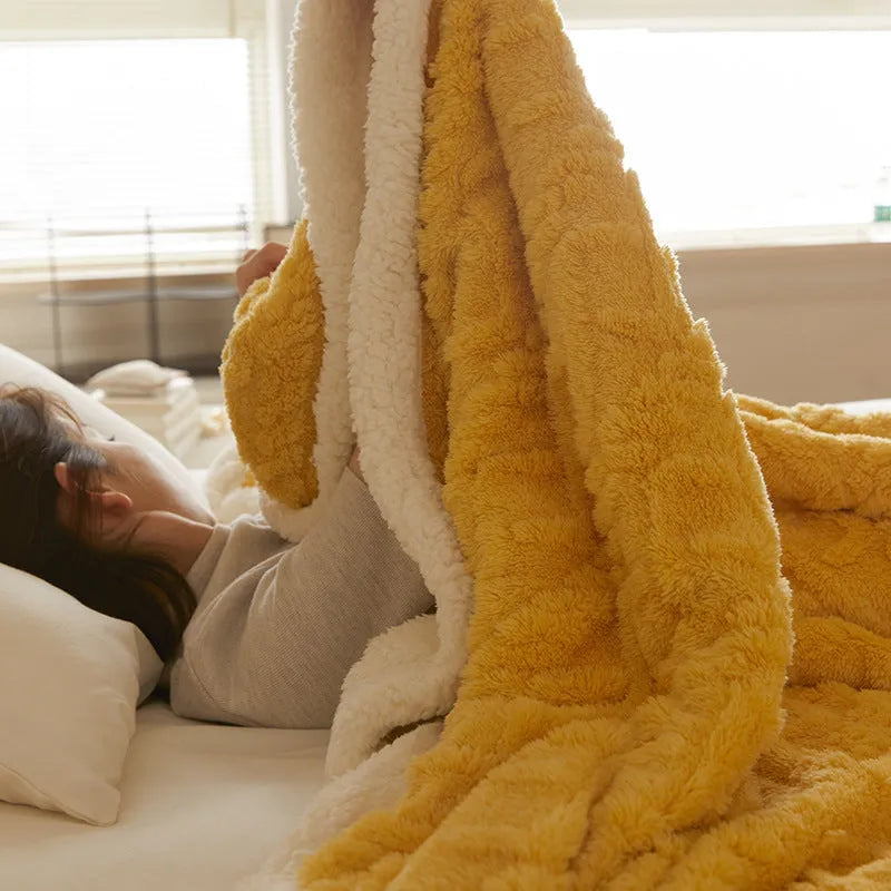 Polyester thermal flannel blanket in modern simplicity design measuring 180x200cm