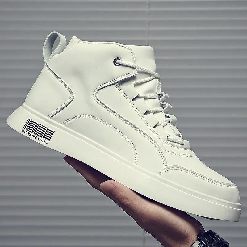 Men's low-top casual board shoes in white or black with flat rubber sole and lace-up front.