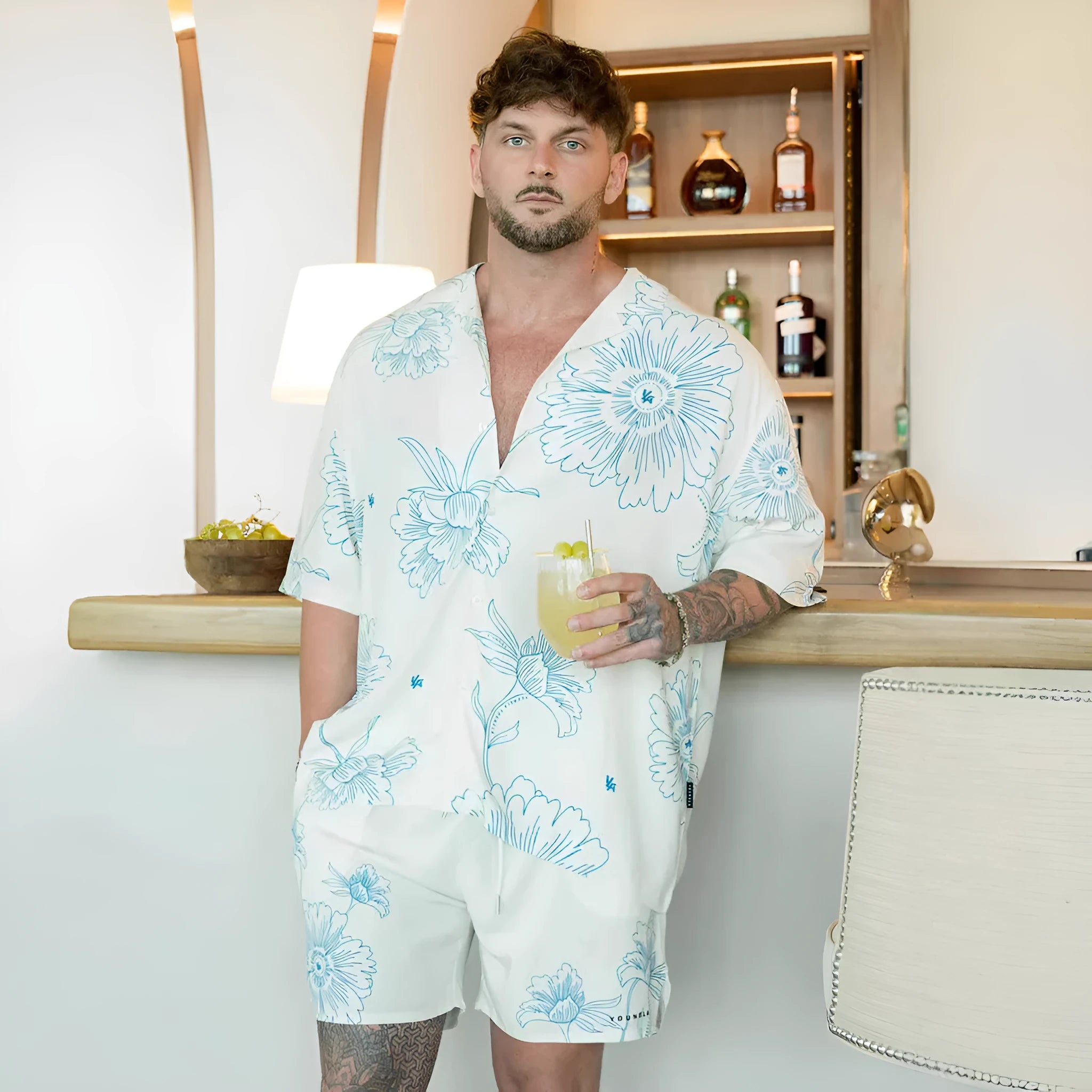 Men's printed casual short sleeve shirt with floral pattern in loose fit polyester fabric