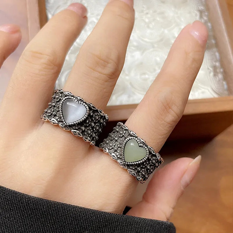 Adjustable heart-shaped ring in white copper plated silver with white or green colour options