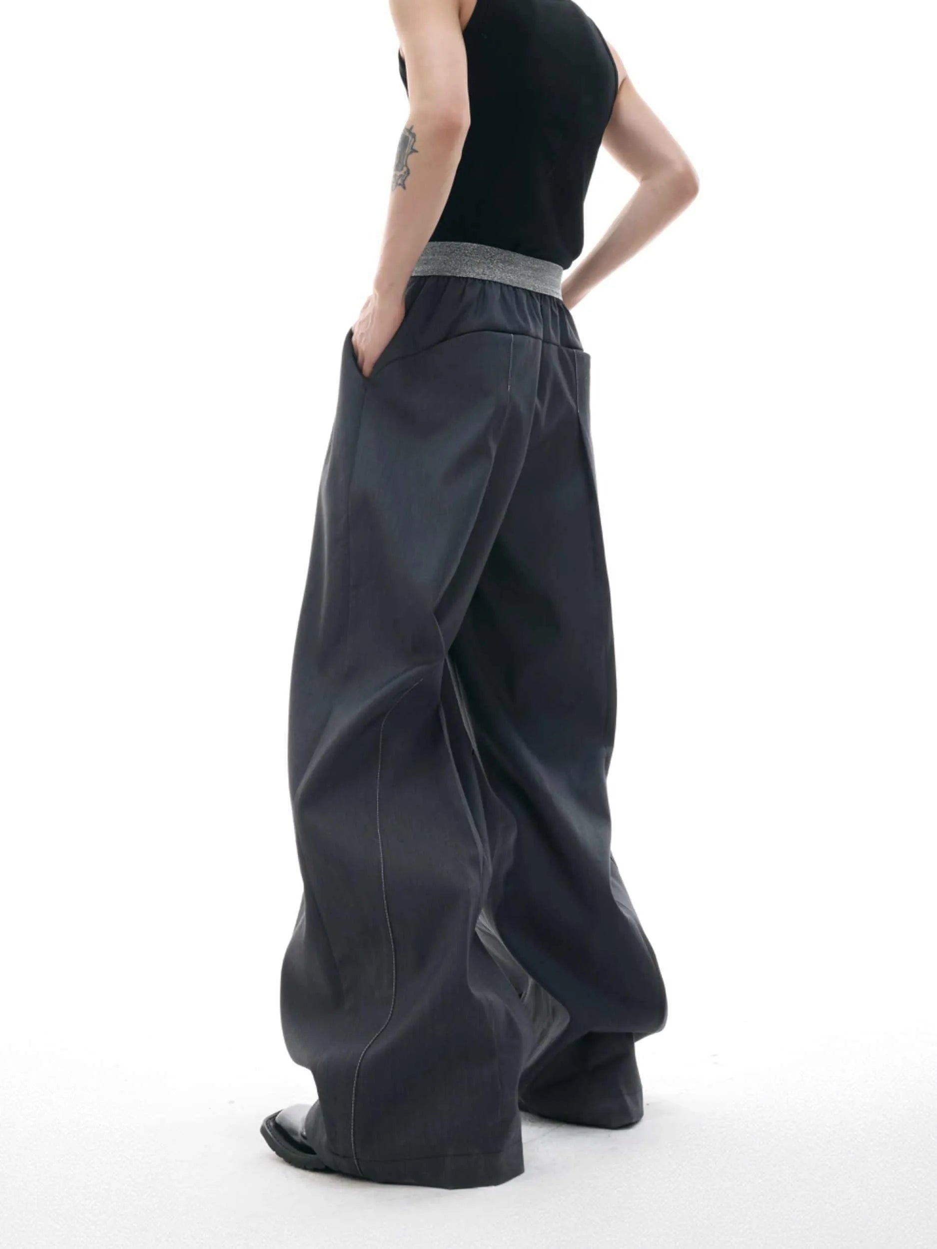 Straight-leg casual trousers with drooping style and button-open line design in black or grey