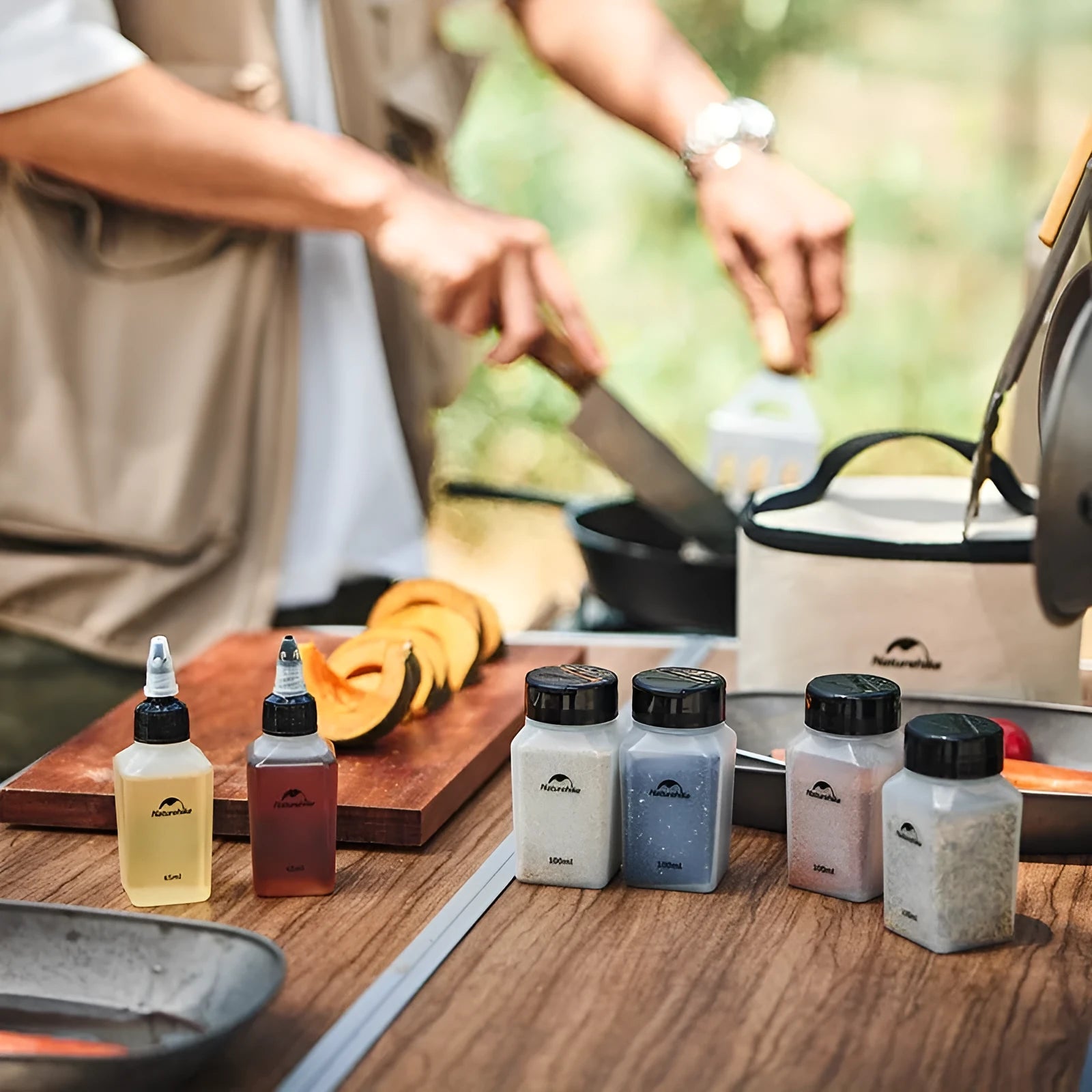 Naturehike six-piece portable plastic seasoning bottle set for outdoor picnics and camping.