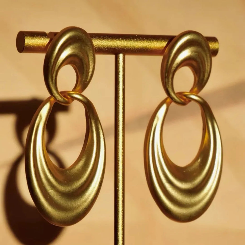 Quicksand gold-toned women's earrings with a U-shape and double ring design in a French retro style.