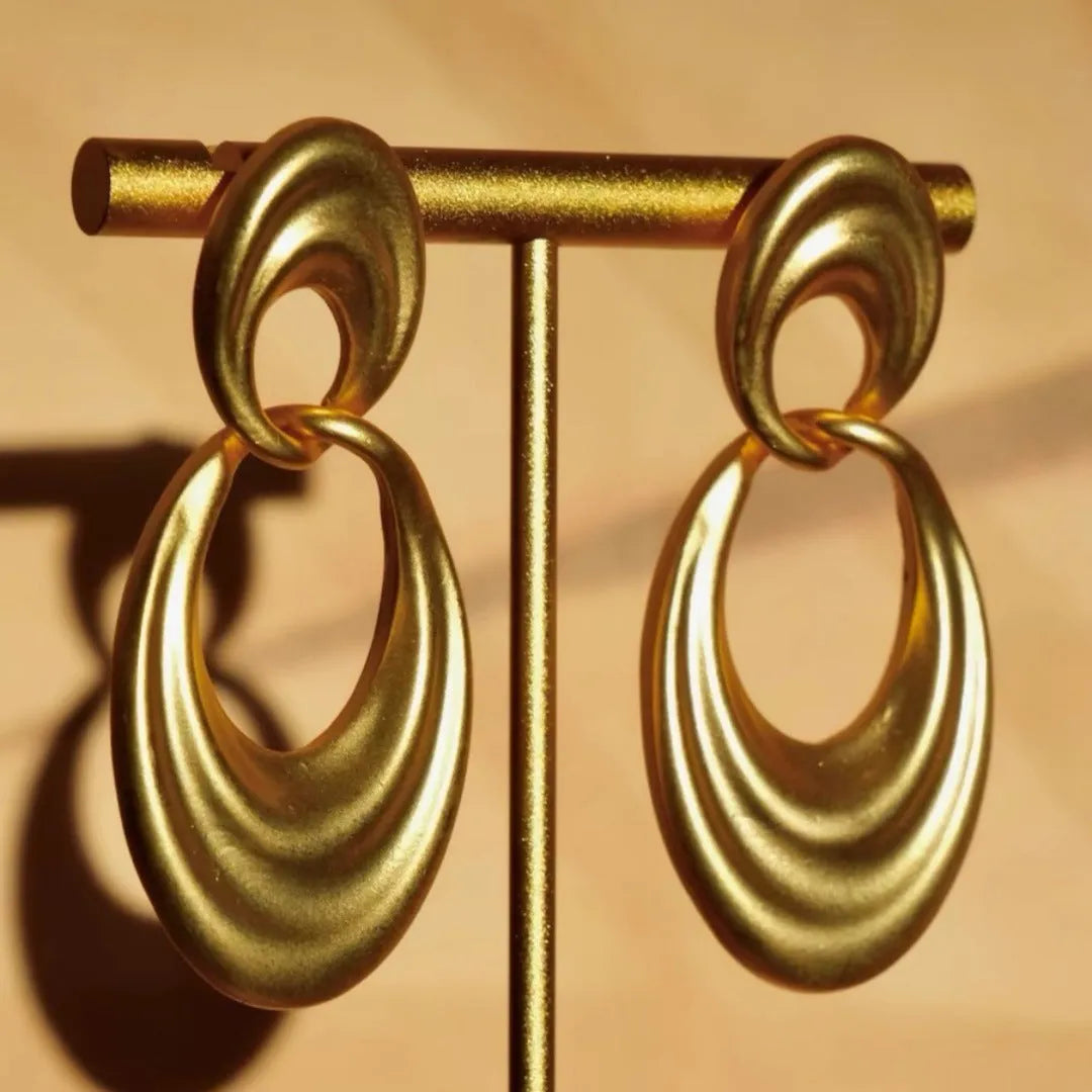 Quicksand gold-toned women's earrings with a U-shape and double ring design in a French retro style.