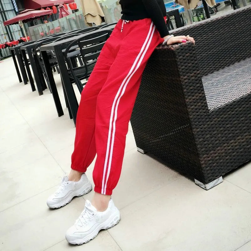 Quick-drying women's track pants in solid colour, loose-fit harem style with elastic waist