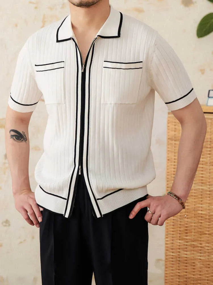 Slim-fit knitted polo shirt with a lapel collar and short sleeves in black or white.