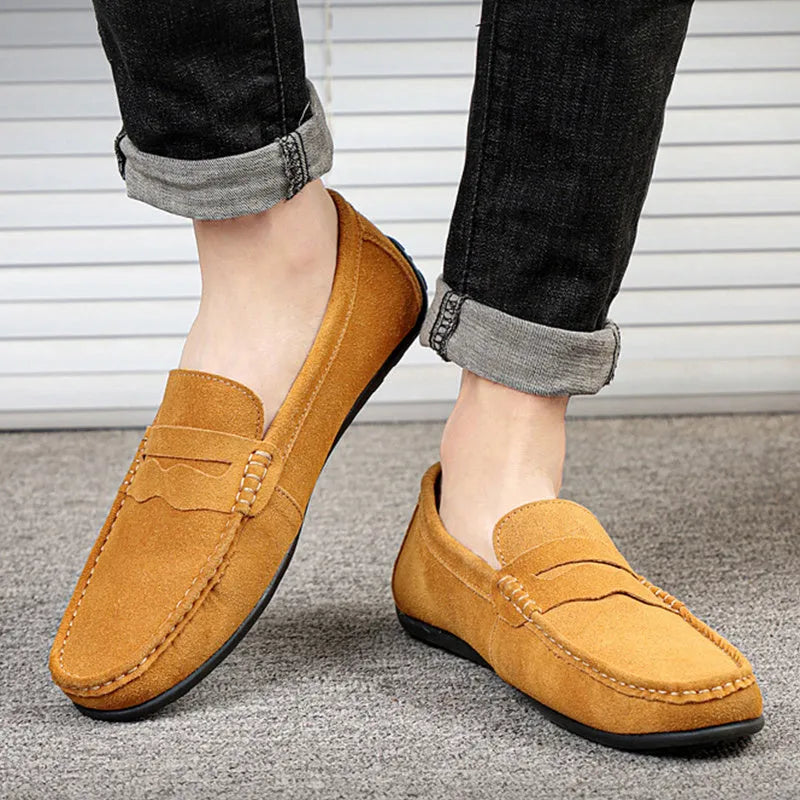 Men's solid colour suede loafers with round toe and flat rubber sole.