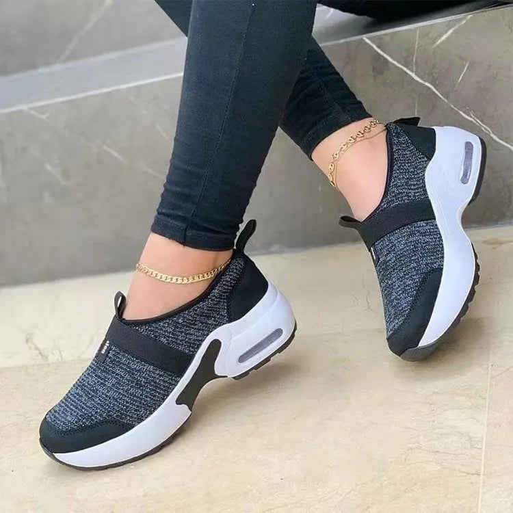 Women's flat lightweight sneakers in mesh with round toe and rubber sole, shown in multiple colours.