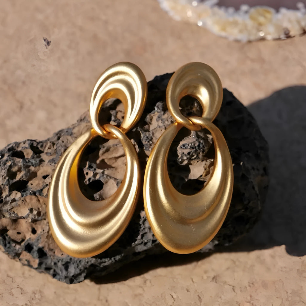 Quicksand gold-toned women's earrings with a U-shape and double ring design in a French retro style.