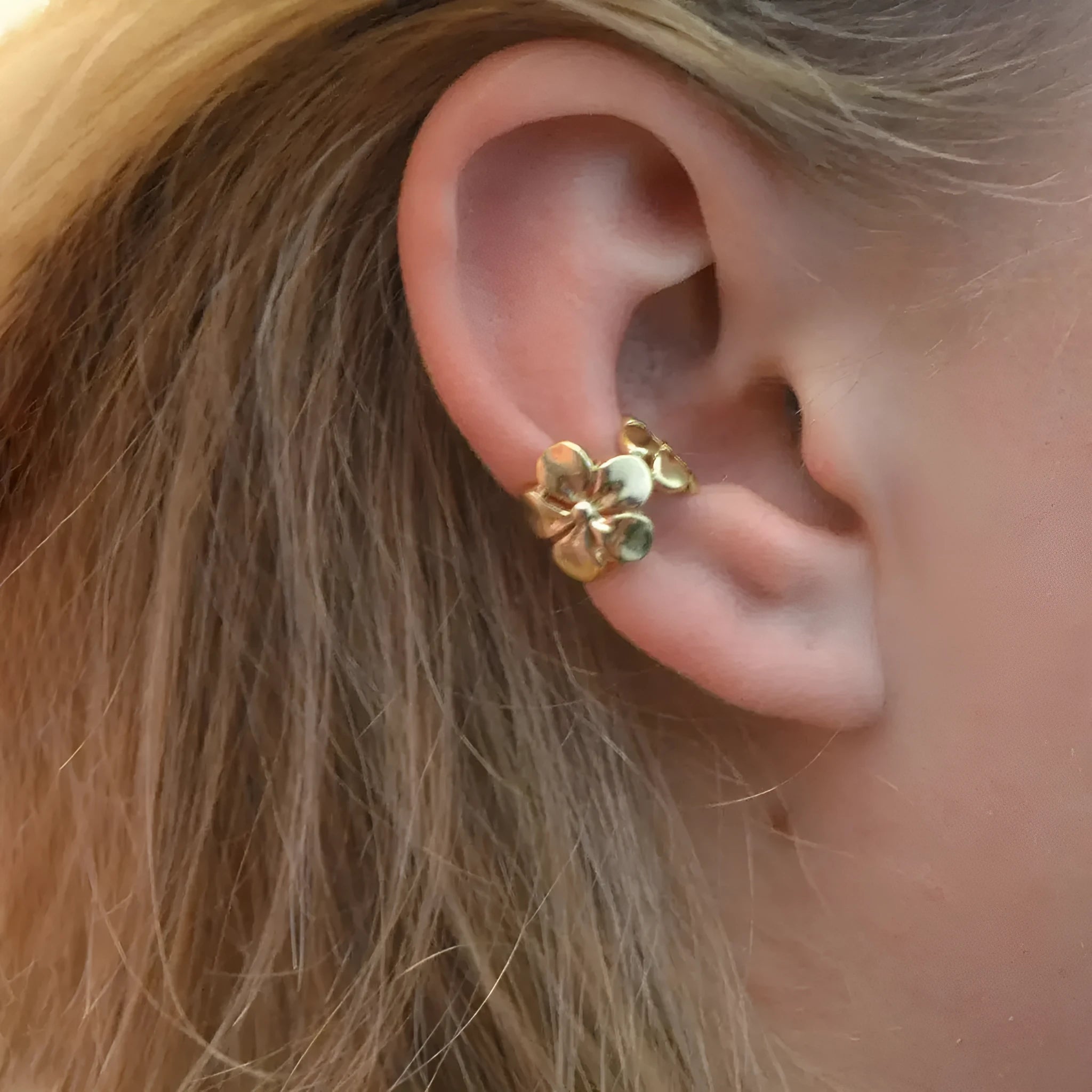 Women's gold starfish conch earrings with beach animal design on alloy material