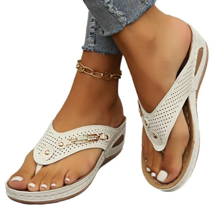 Retro-style plus size women's flip-flop sandals on a herringbone pattern footbed in light brown.