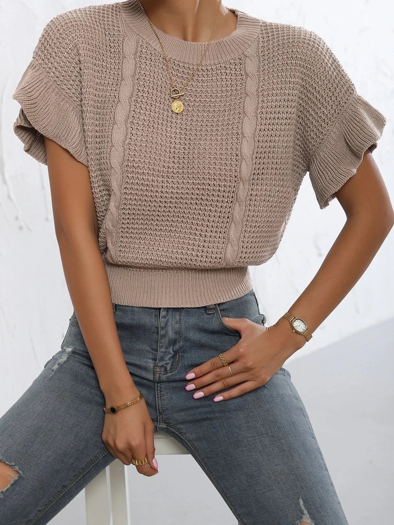 Twisted string pattern knitted sweater with ruffled short sleeves and round neck in dark brown colour